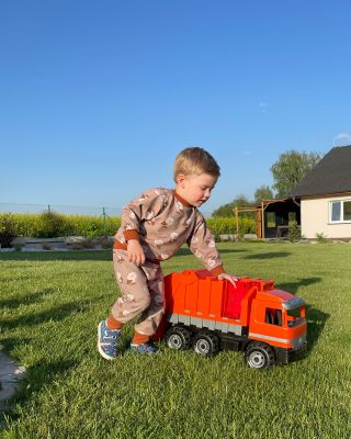 V našich teplákovkách je hraní nejpohodlnější!🤎🍼 • velký výběr najdete u nás na www.amalkamimi.cz . . . . . ....